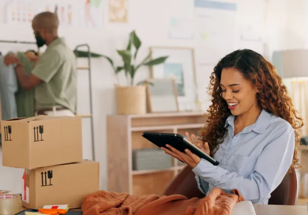 Vendeuse préparant un transfert de marchandises depuis sa boutique