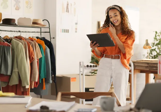 femme commerçante dans un magasin qui consulte sa tablette