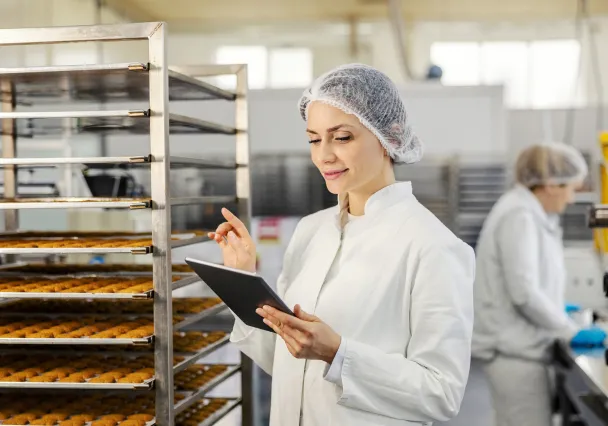 femme travaillant dans le secteur alimentaire qui prépare des commandes pour des livraisons nocturnes