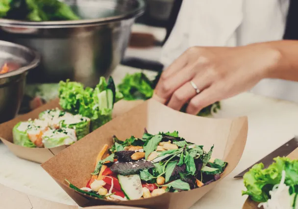 Préparation de plateaux repas dans des barquettes en carton