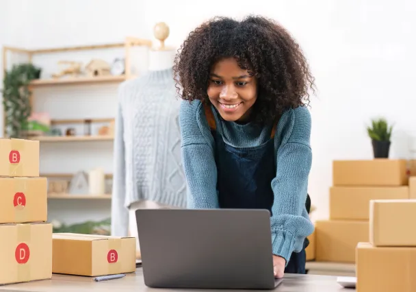 femme devant son ordinateur qui commande ses livraisons de réapprovisionnements