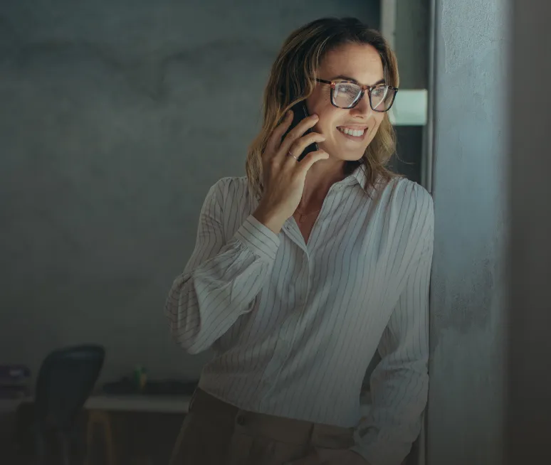 Organisatrice d’événements au téléphone dans son bureau
