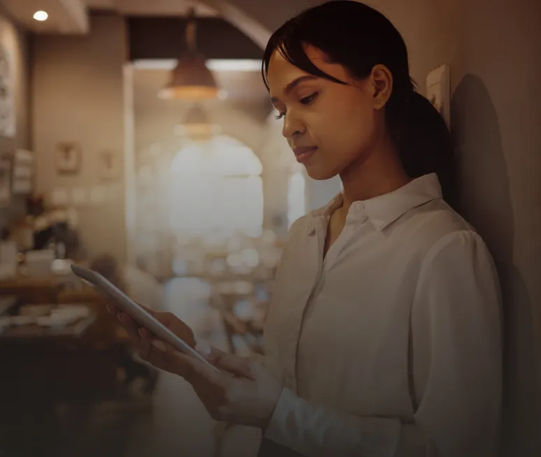 Gérante consultant ses commandes sur tablette dans son établissement