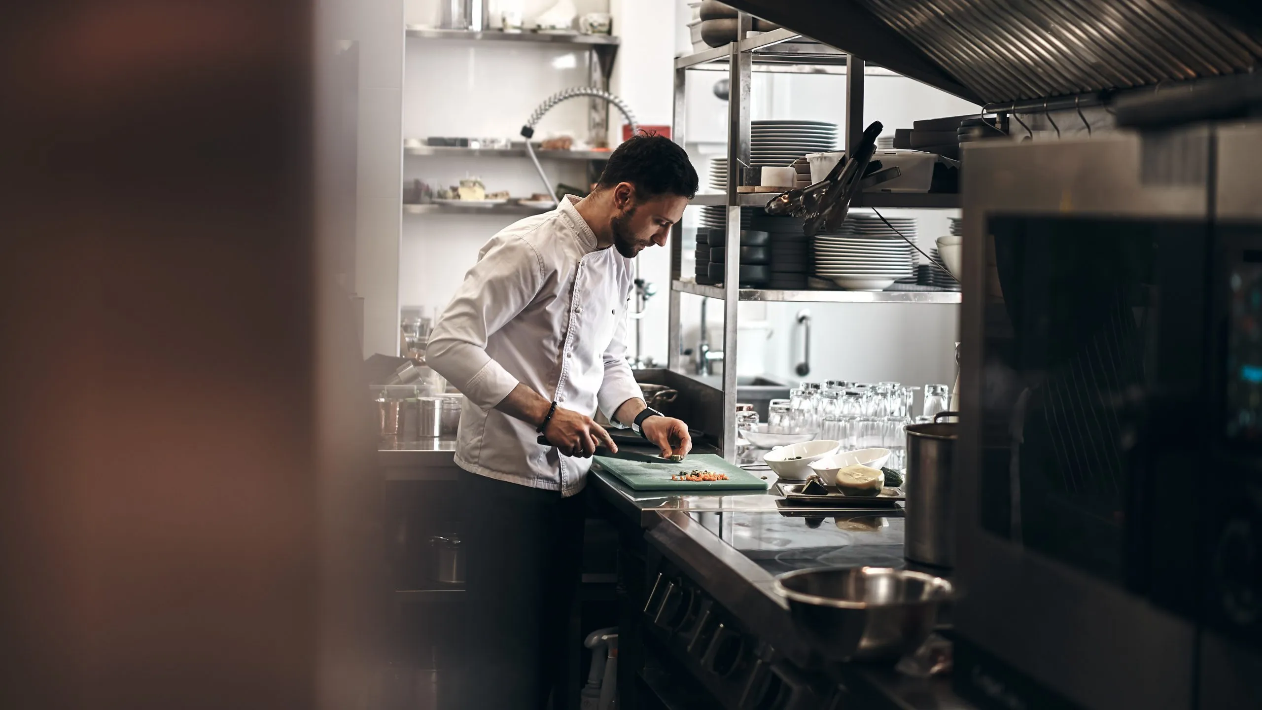 Chef cuisinier coupant des produits dans une cuisine
