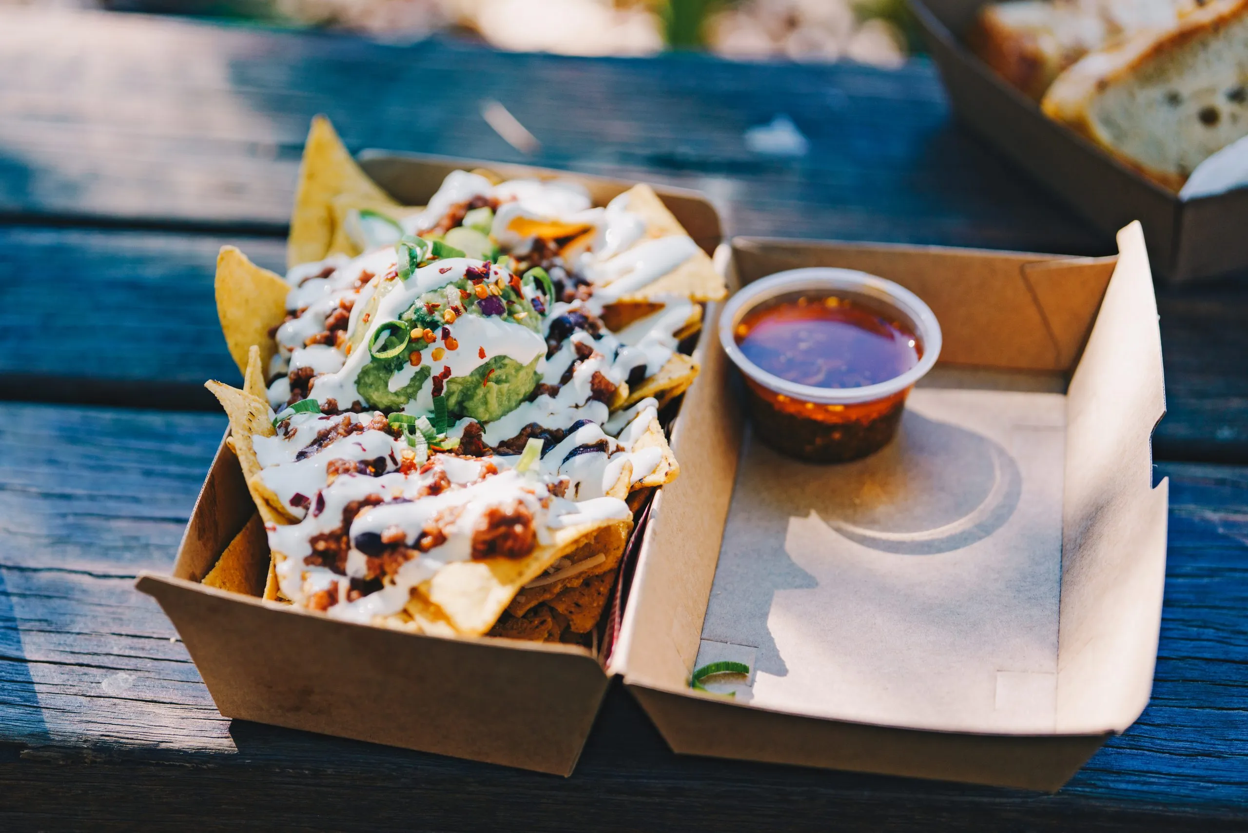 Box de livraison mexicaine en carton remplie de Nachos et d’une sauce