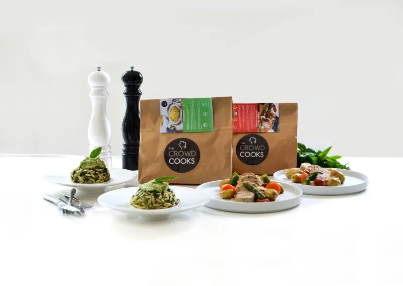 Sac crowd cooks avec des plats de repas devant
