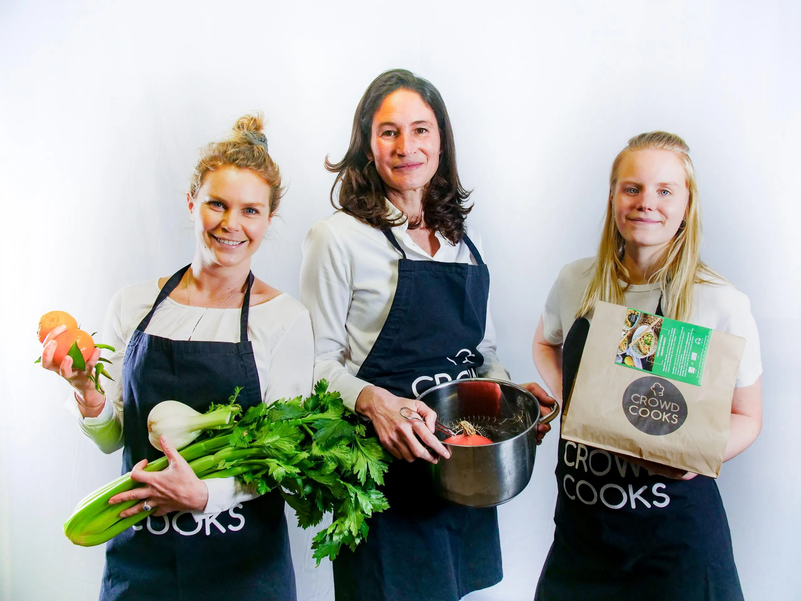 Employées avec des tabliers Crowd Cooks