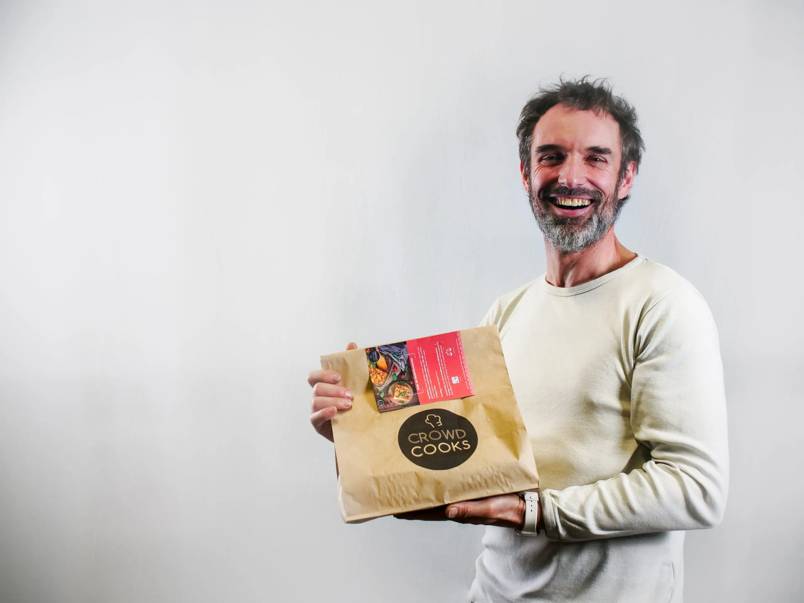 Livreur Shippr avec un sac Crowd Cooks en mains
