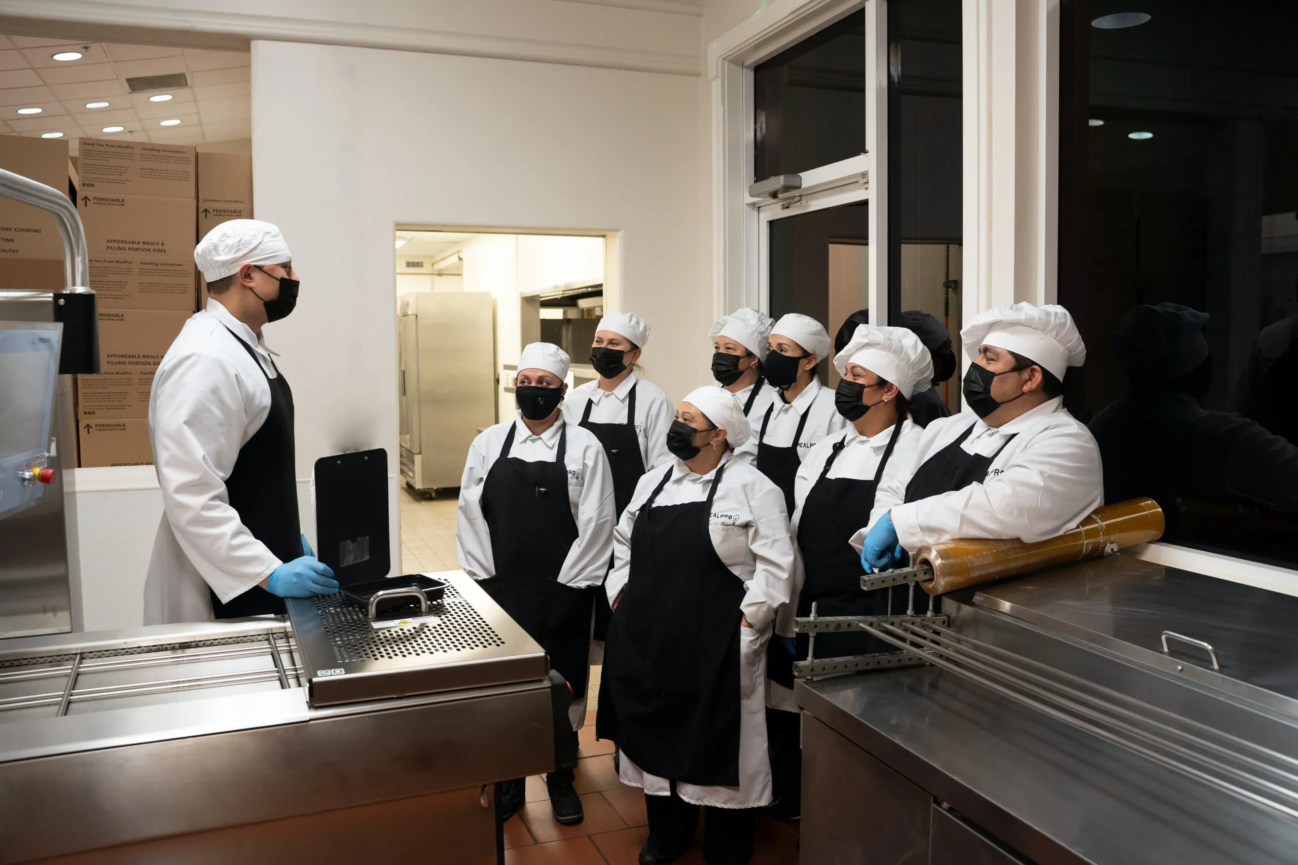 équipe de cuisiniers dans une cuisine centrale