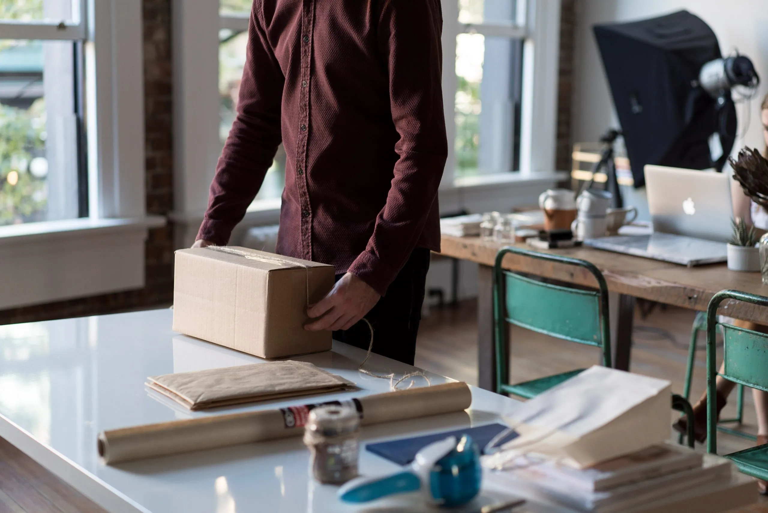 homme qui emballe un colis ecommerce