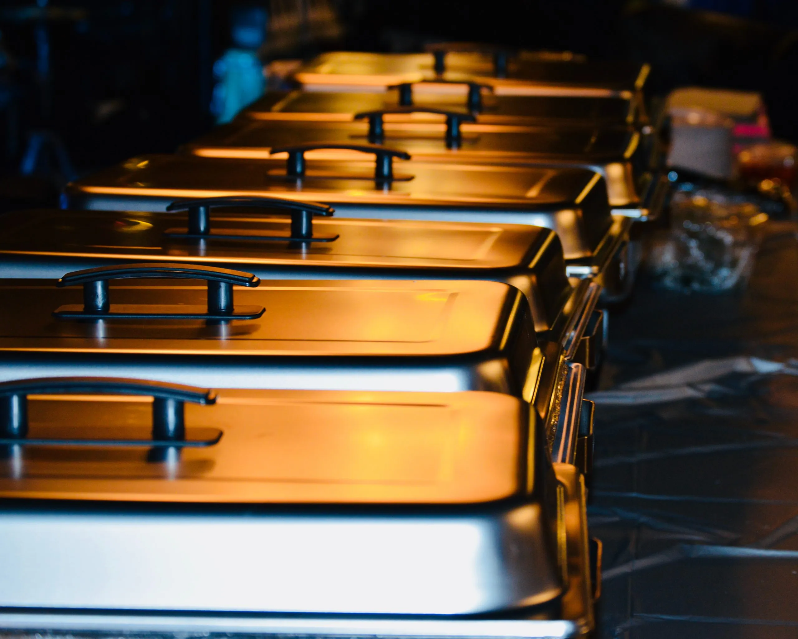 plats chauffants dans un buffet