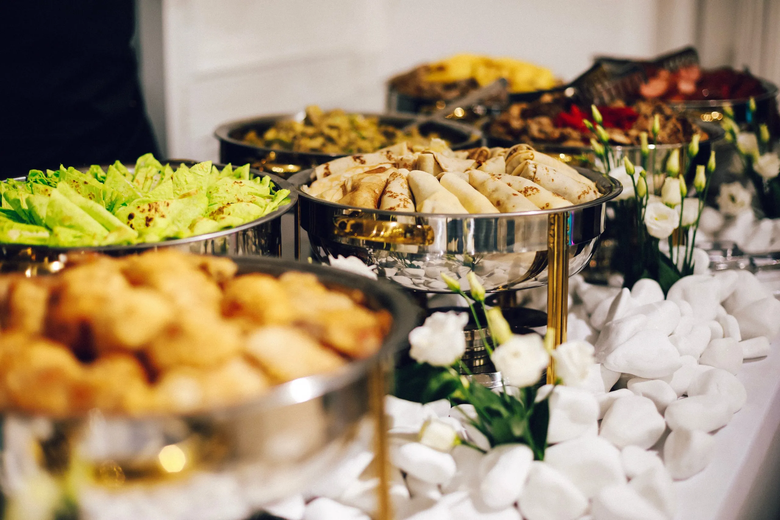 plats dans un buffet 