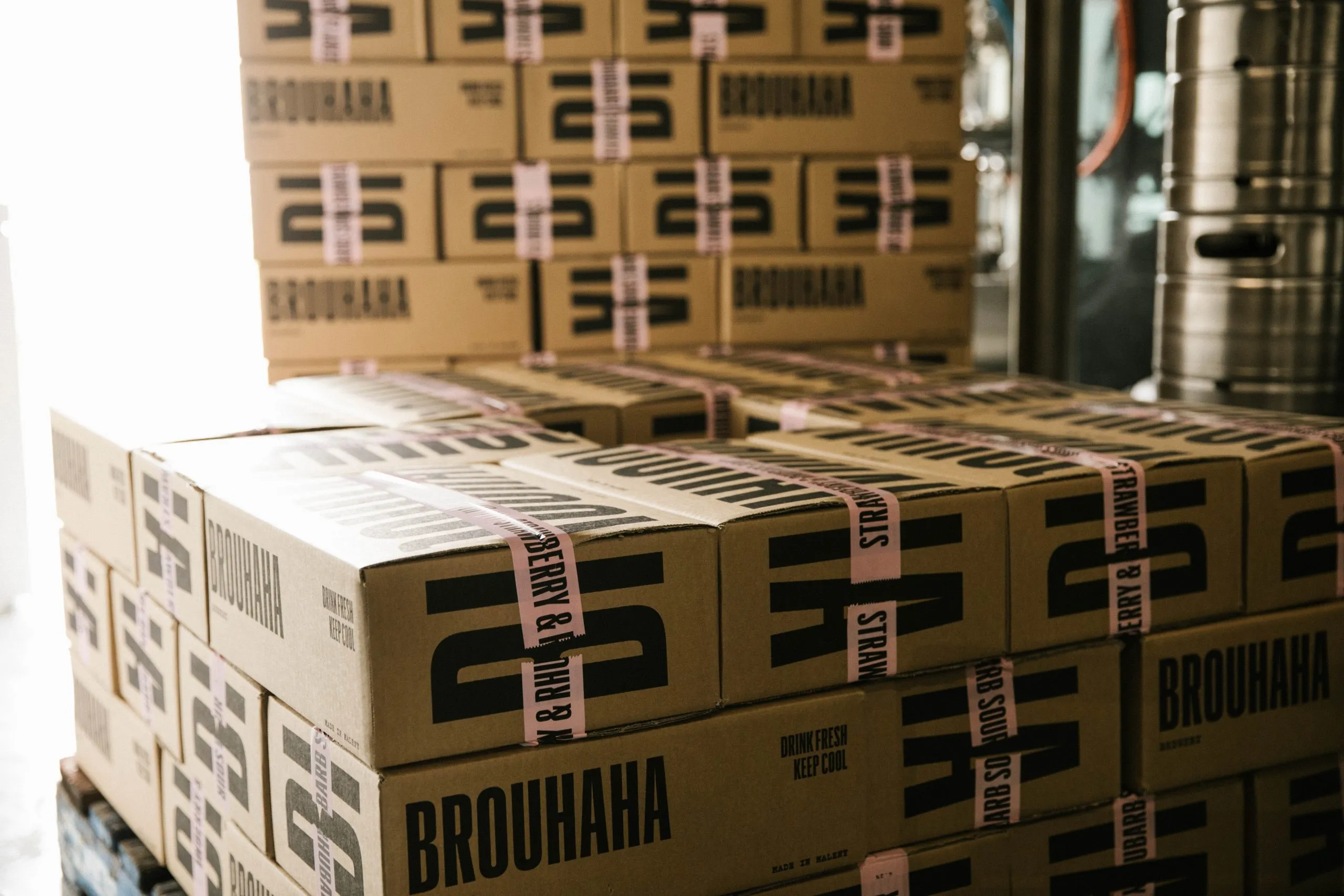 pile de colis en carton prêts à être confier à un transporteur externe