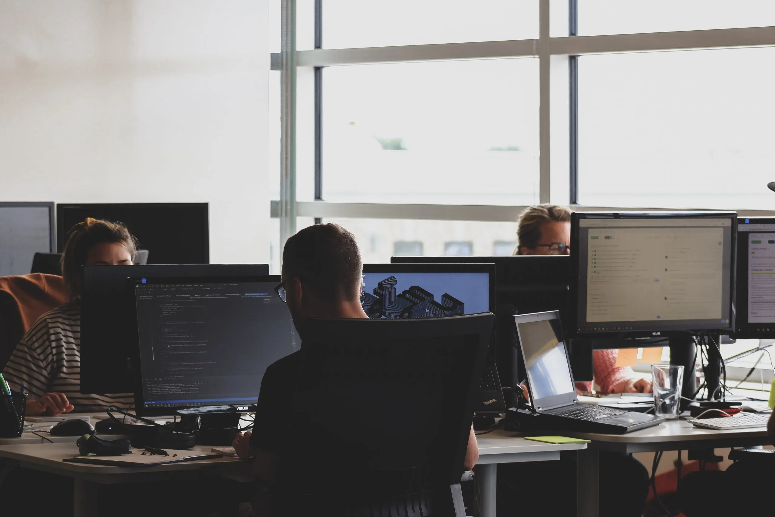 des employés à leur bureau dans une entreprise
