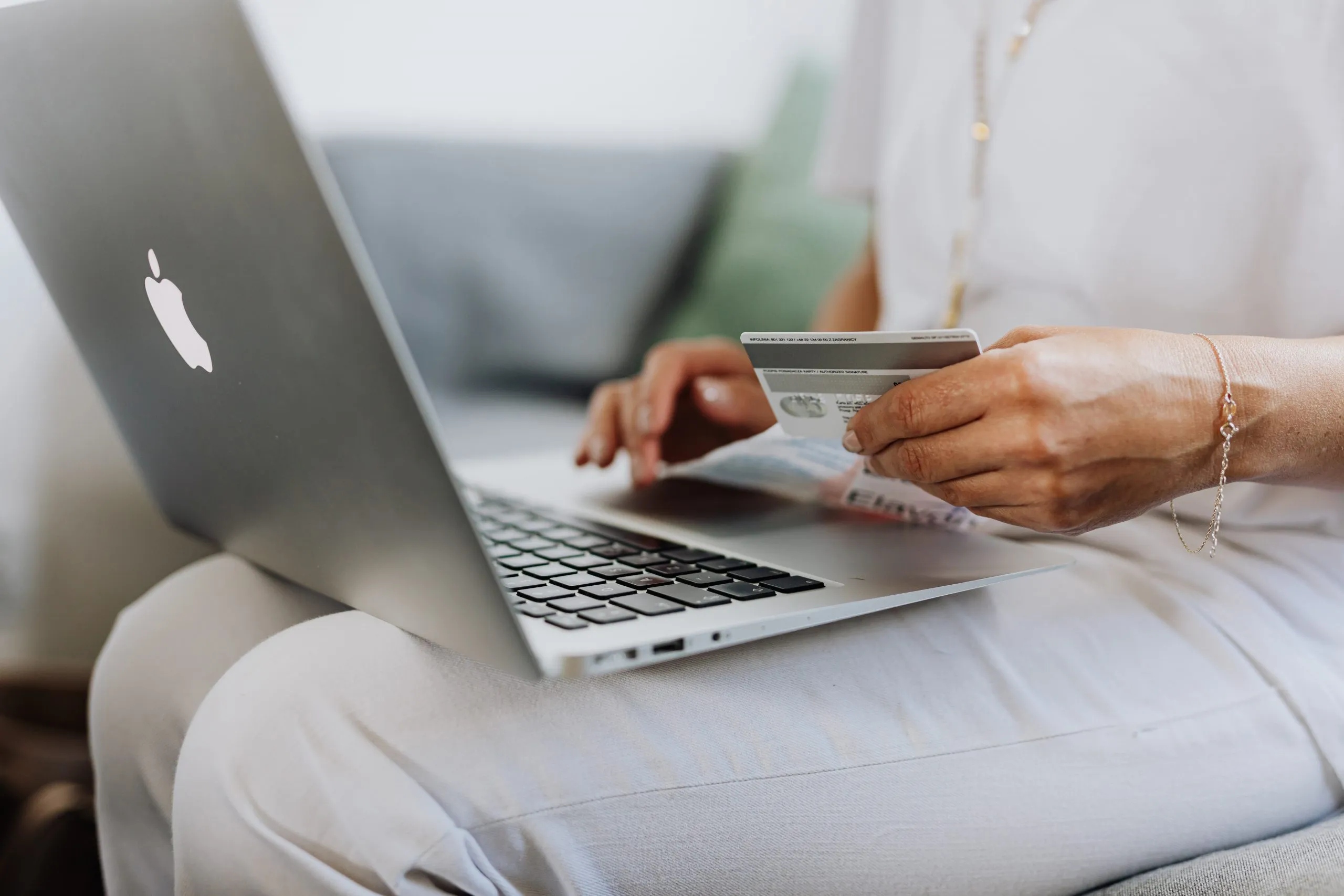 cliente avec ordinateur sur les genoux qui passe des achats en ligne