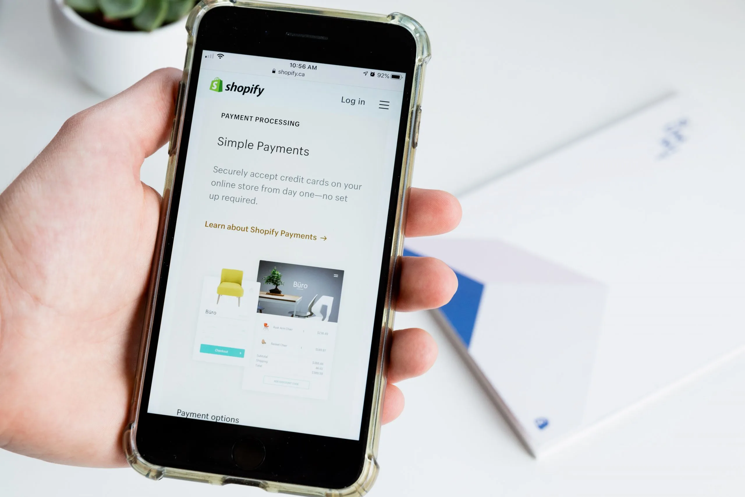 Smartphone avec page shopify ouverte