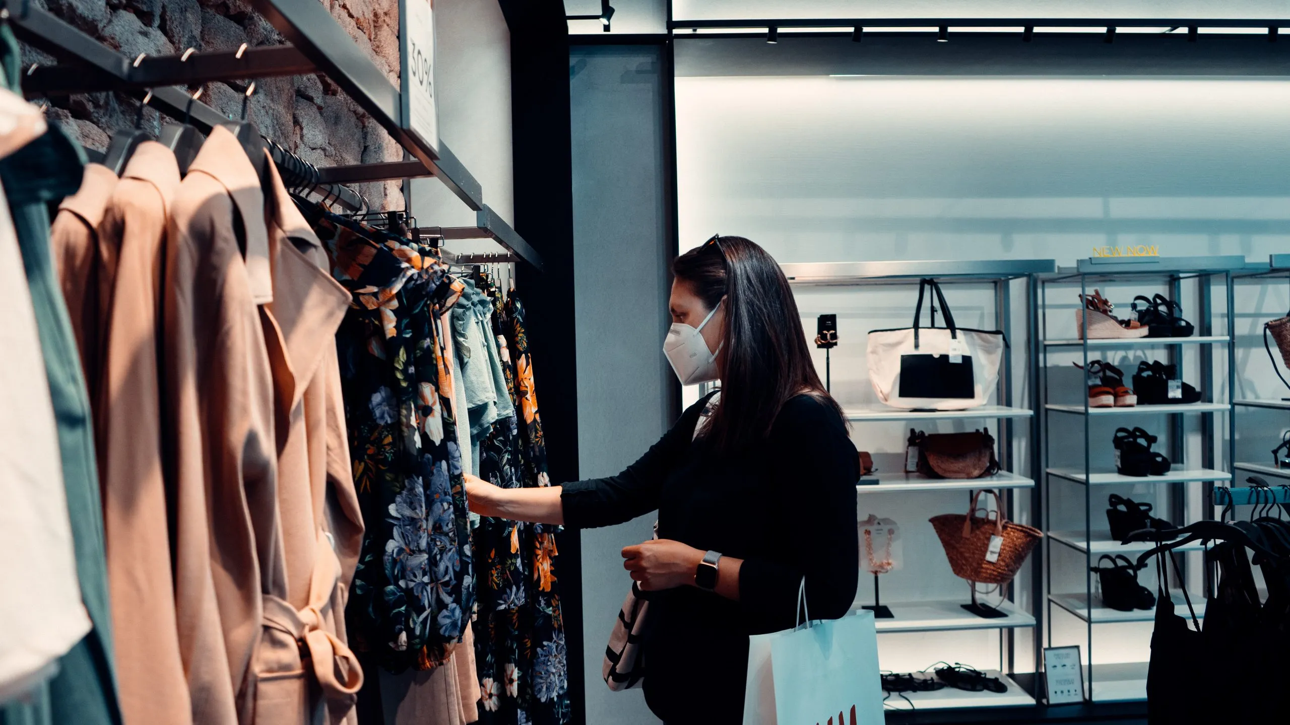 femme faisant son shopping