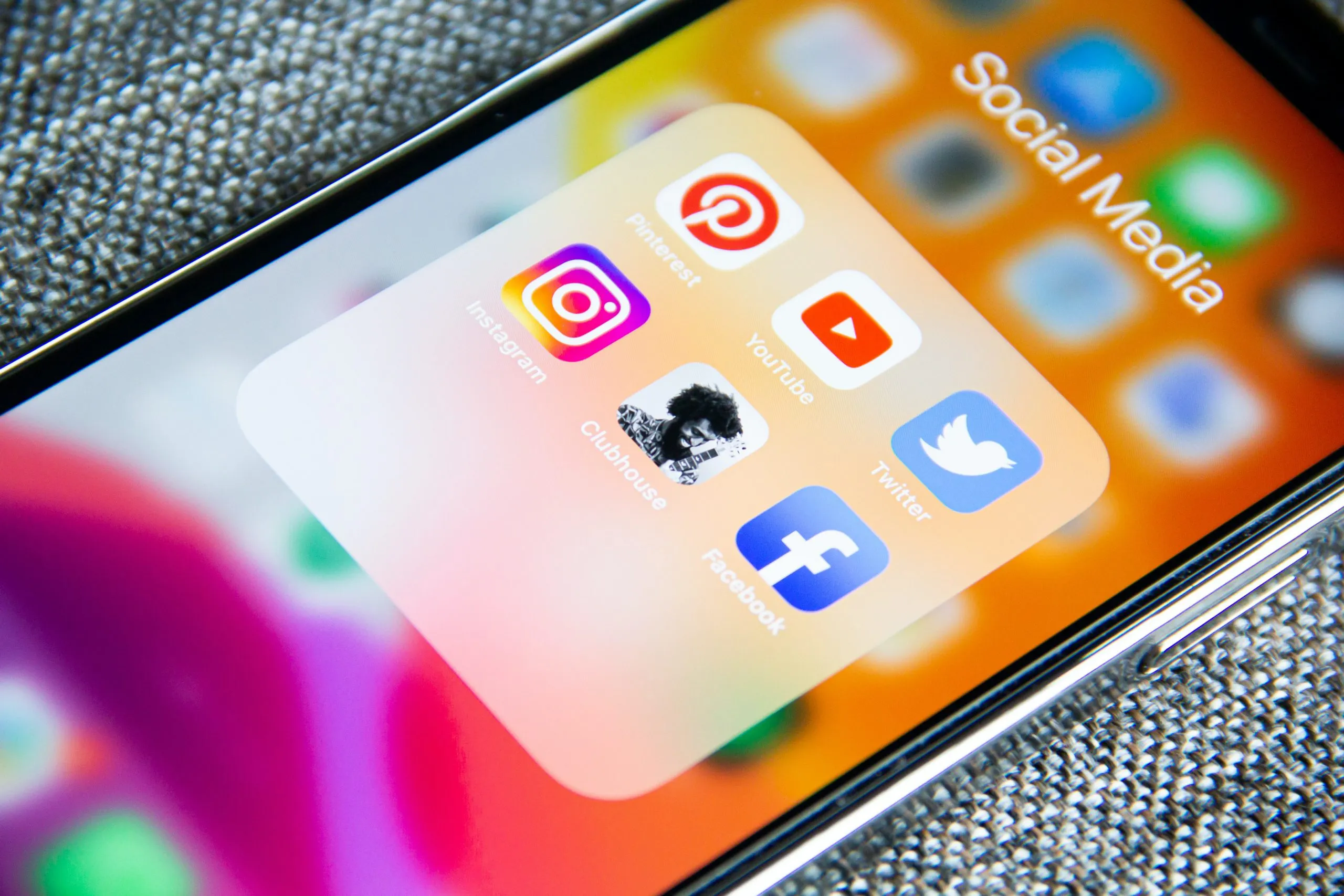 smartphone avec les réseaux sociaux sur l’ecran
