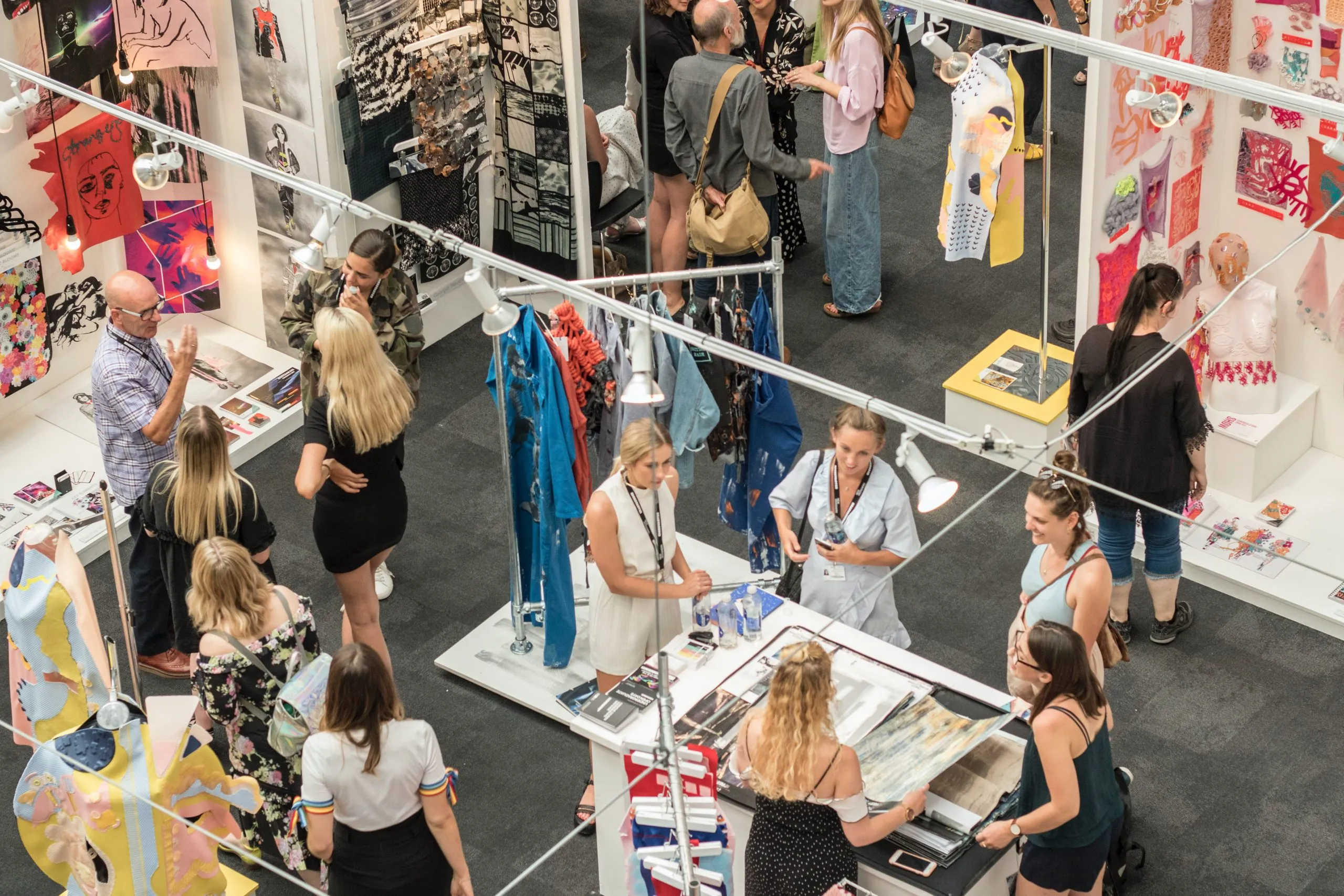 personnel et clients dans un magasin