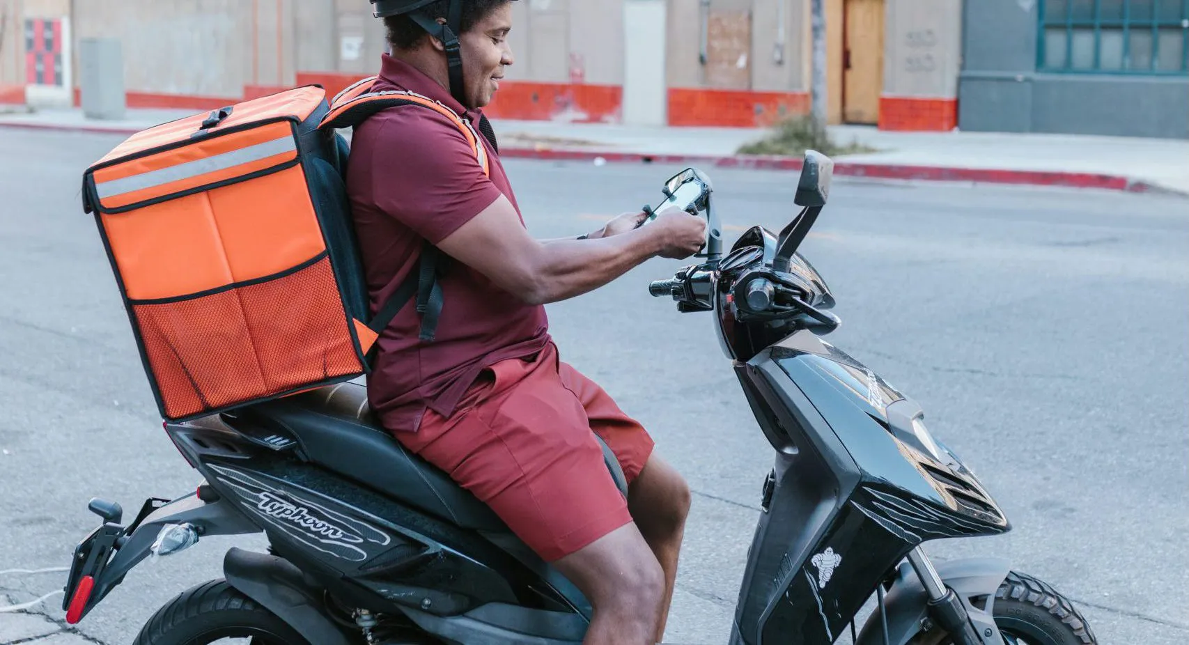 livreur en scooter