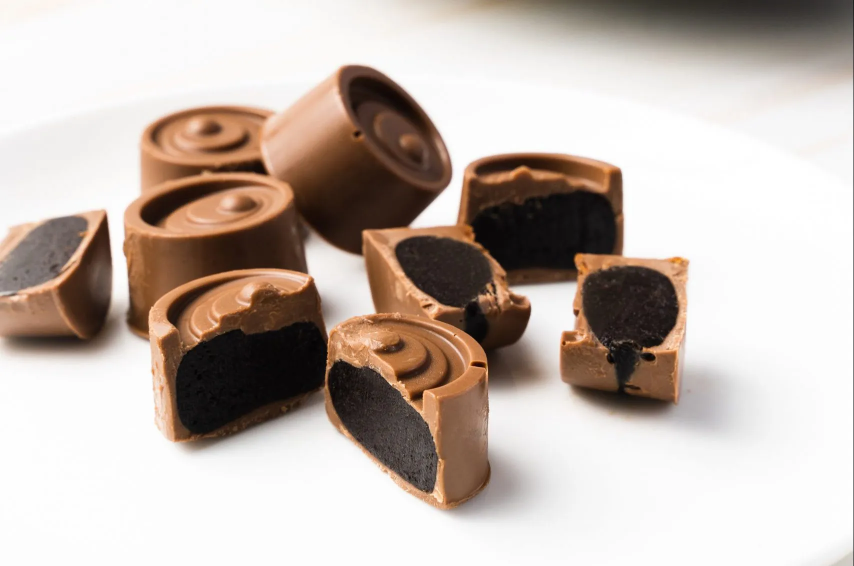 chocolats pralinés sur une assiette blanche