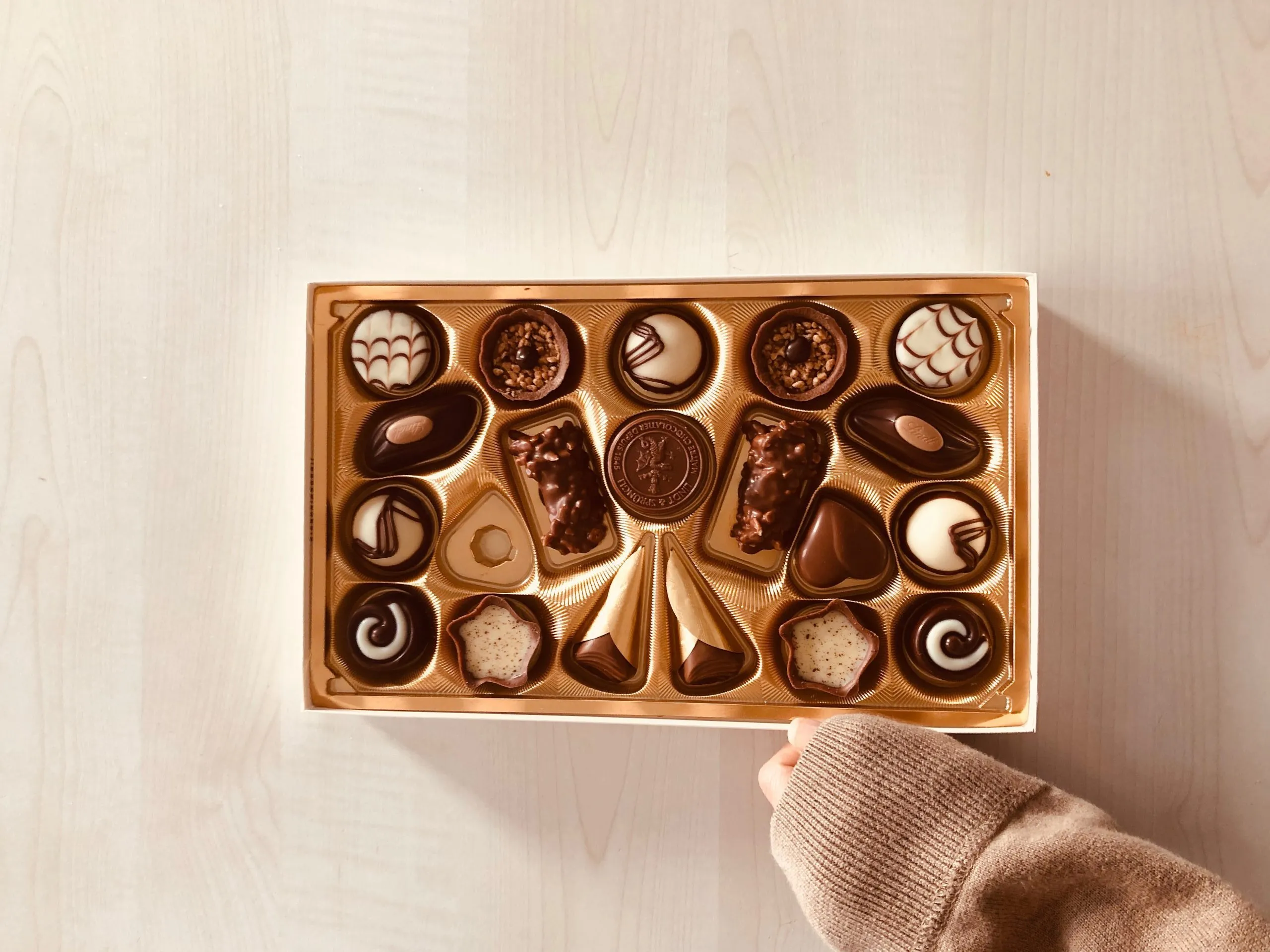 boite dorée remplie de pralines en chocolat