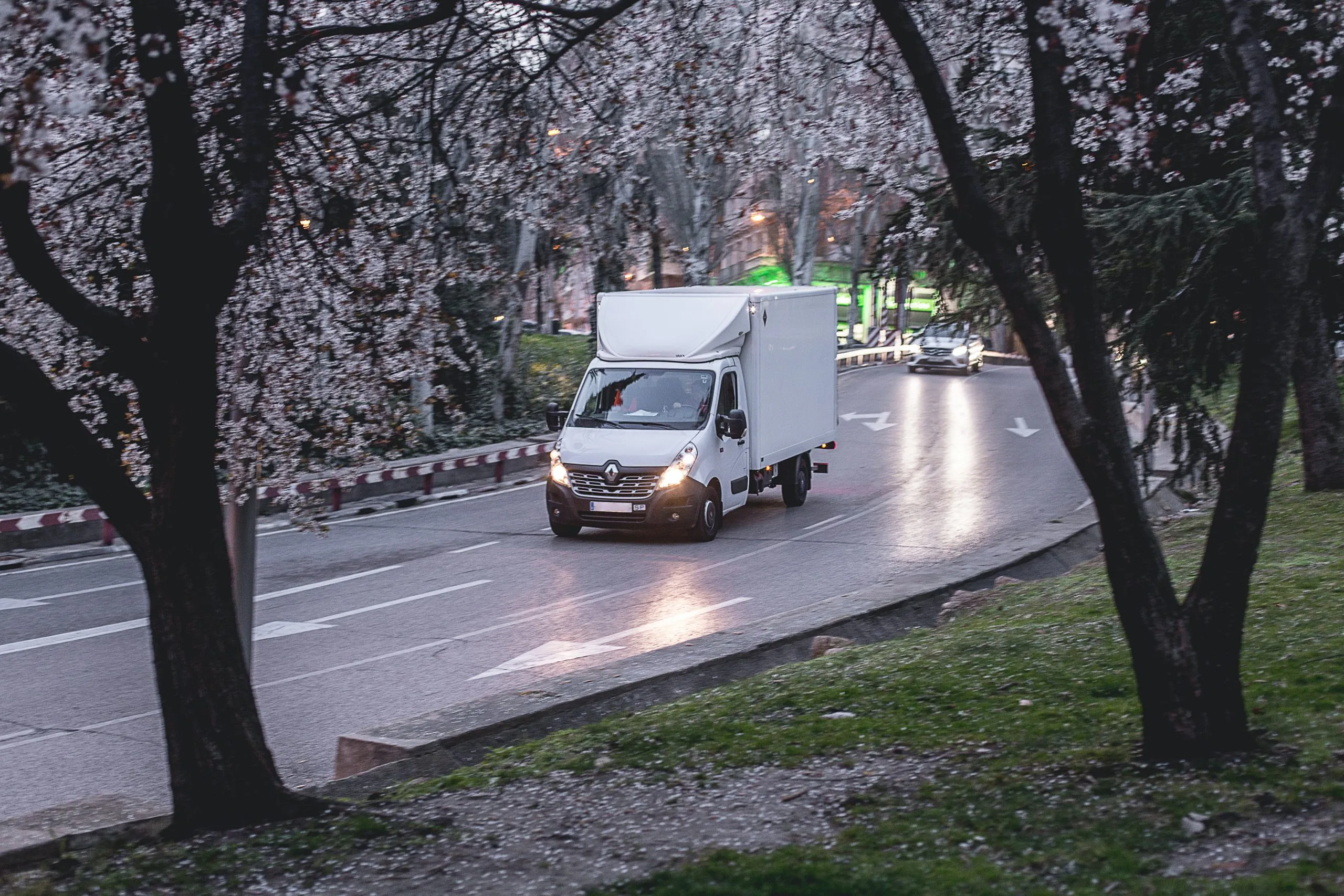 Camion de livraison blanc sur la route