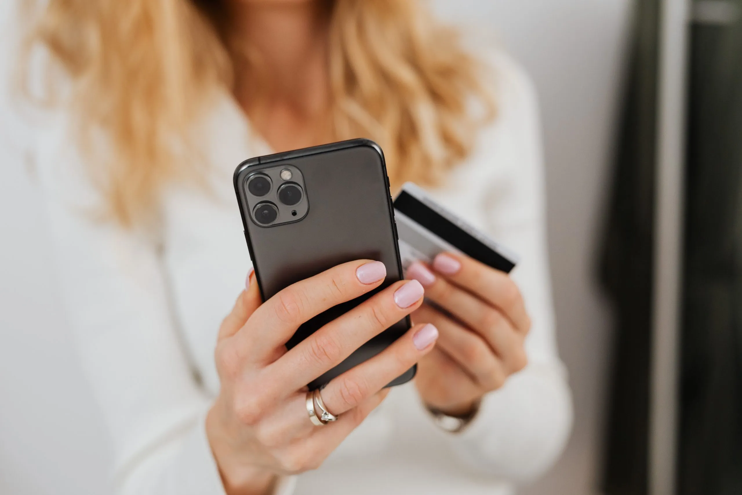 femme avec smartphone et carte de crédit en main