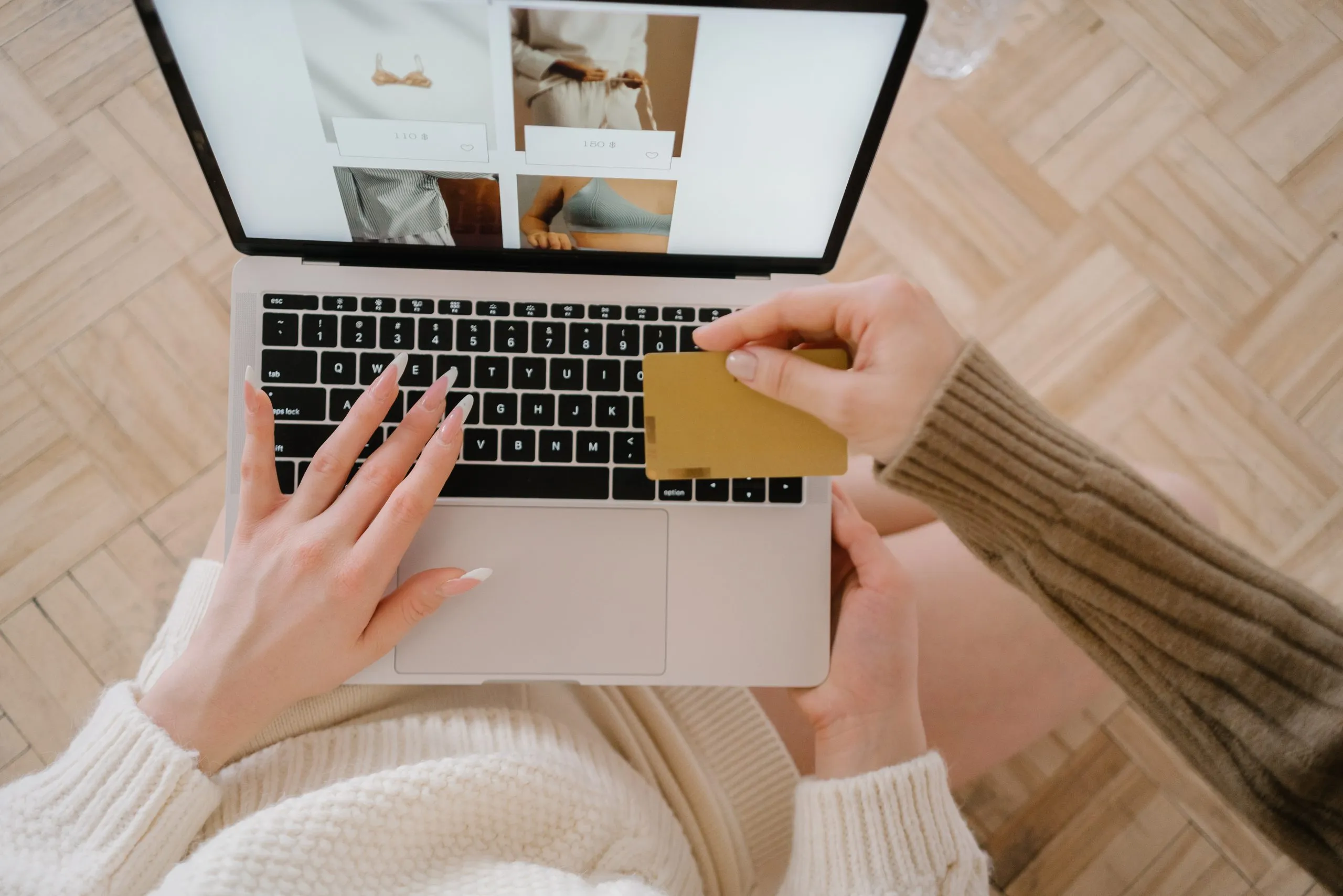 achat en ligne avec un ordinateur et une carte de crédit