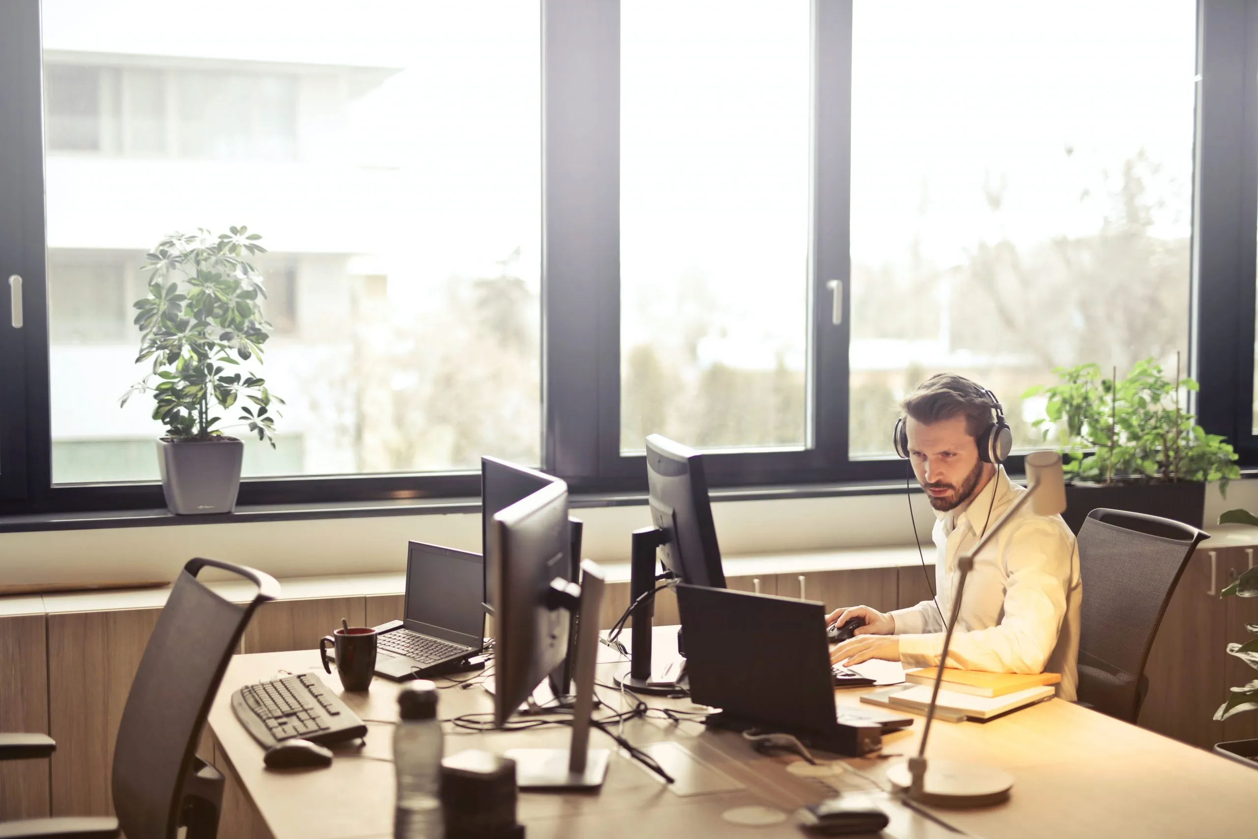 employé support client avec un casque 