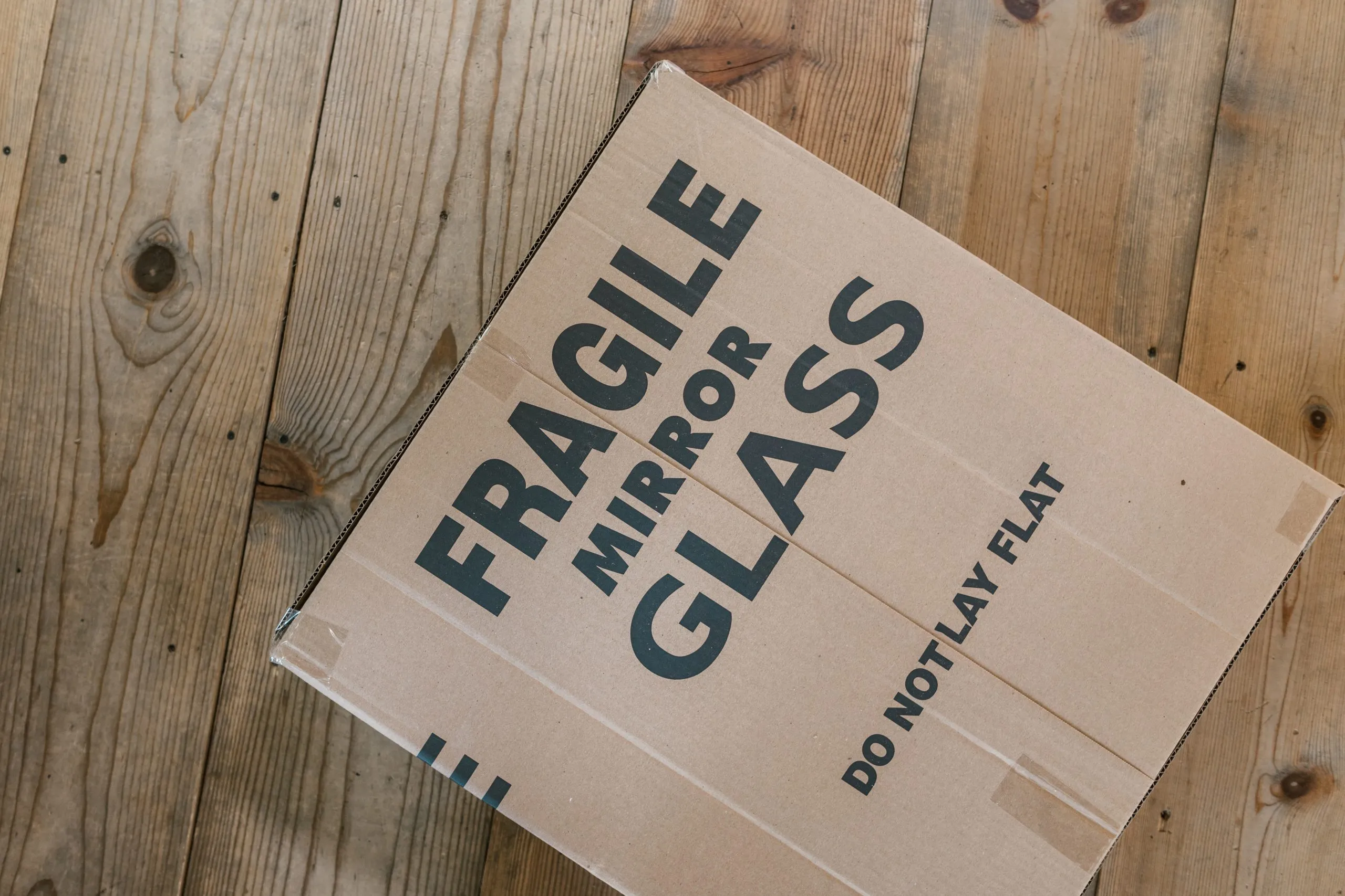 emballage carton d’un colis fragile d’un miroir avec indication 