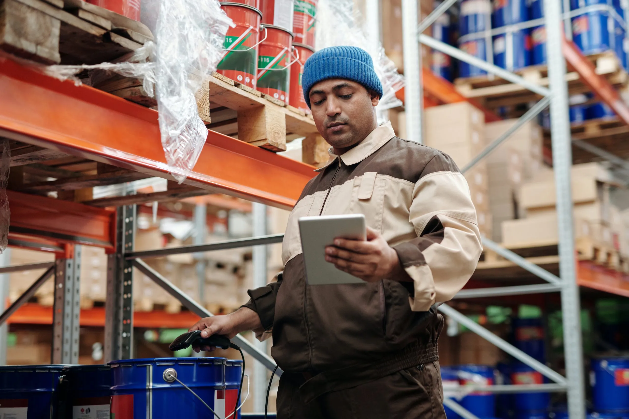 employé dans un stock en train de scanner des produits