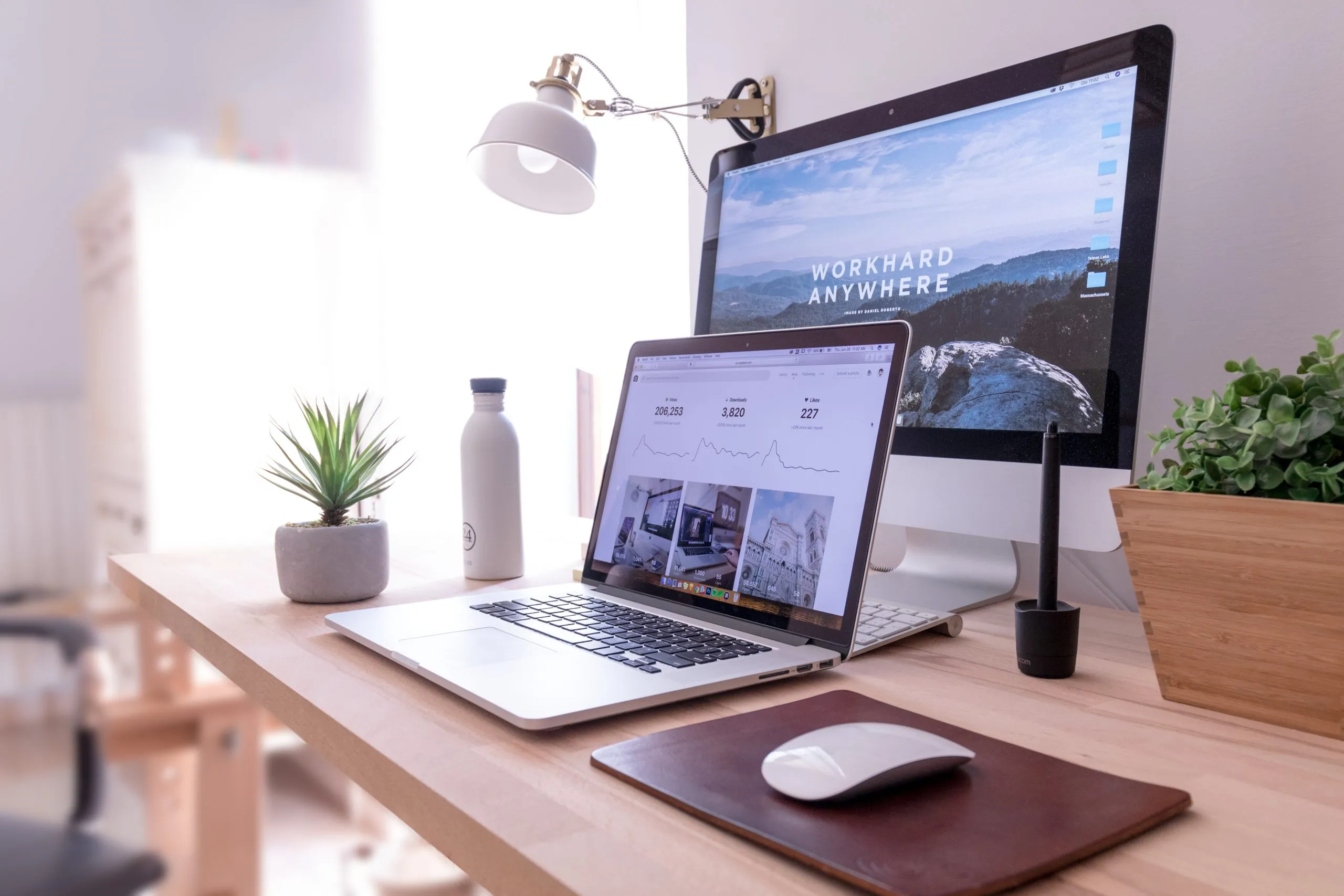 site internet sur un ordinateur portable devant un écran 
