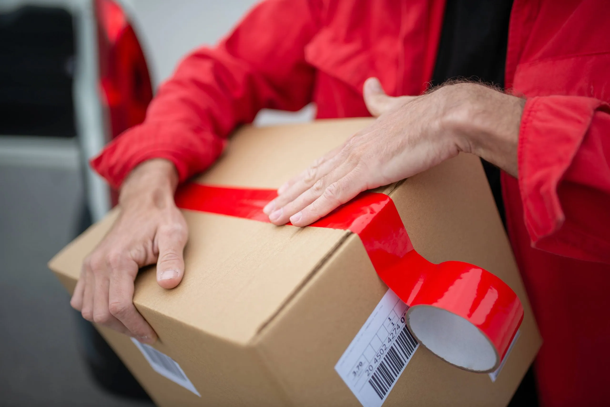 personne en train d’emballer un colis e-commerce