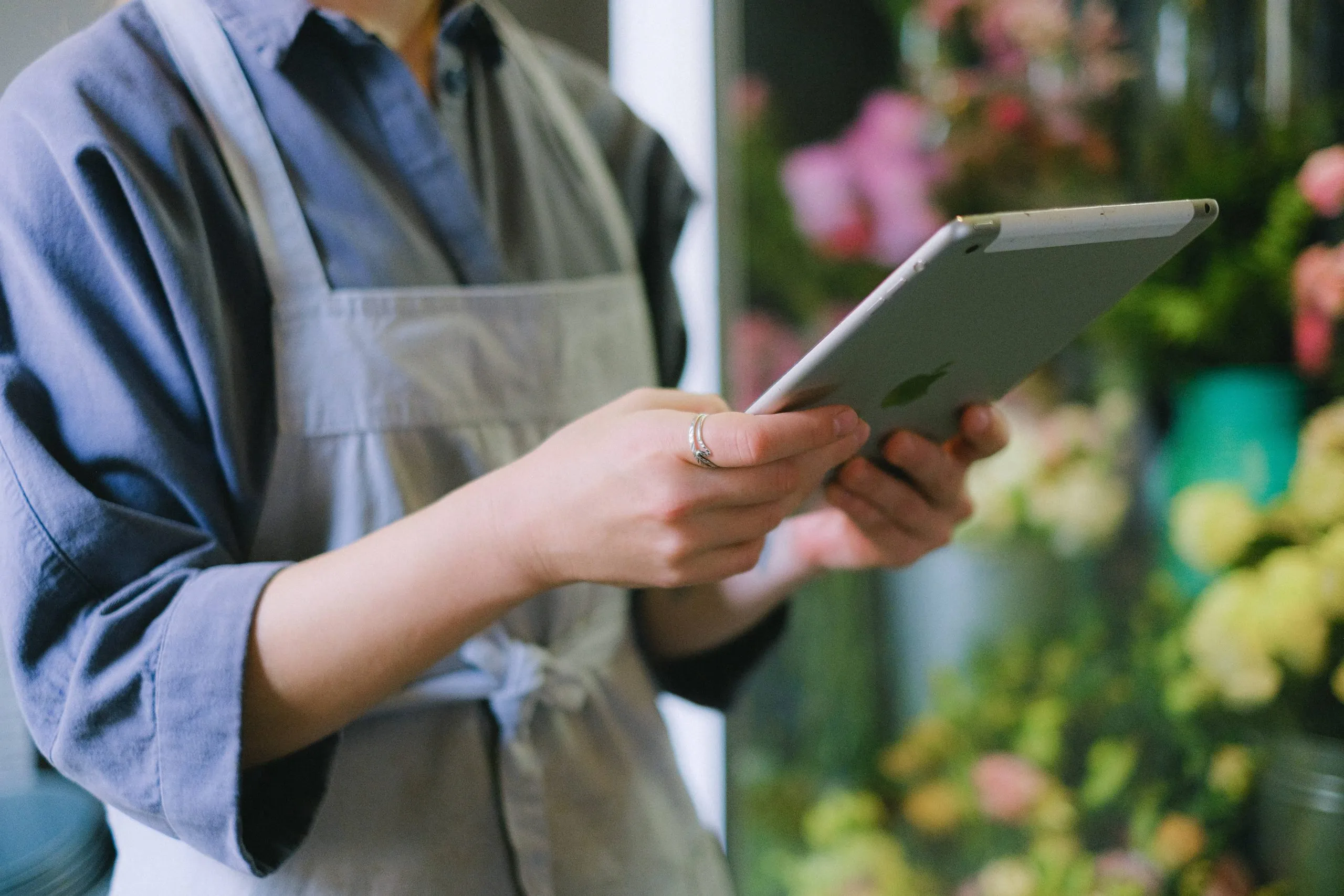 fleuriste avec ipad en main pour suivre ses livraisons