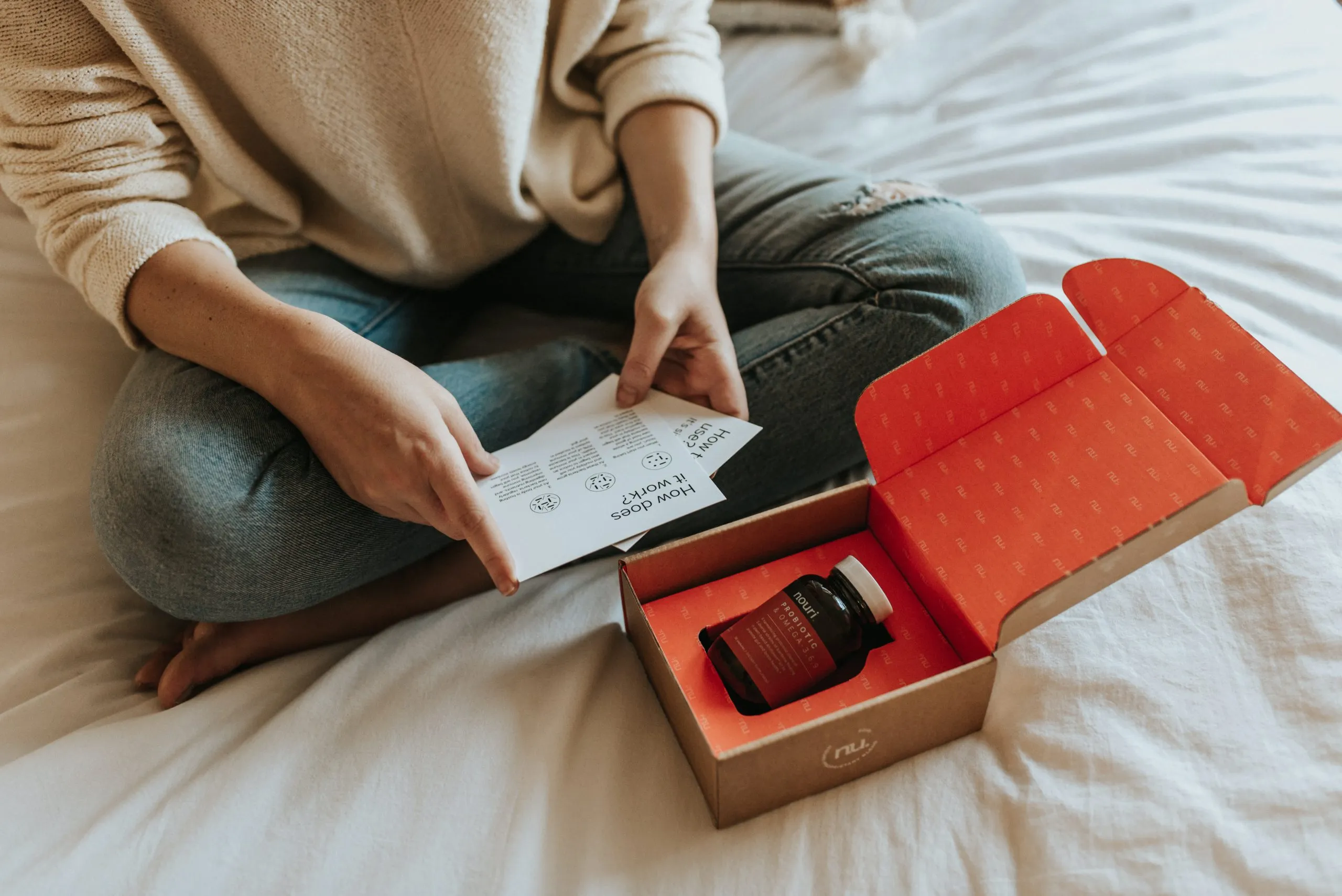 personne assise devant un colis e-commerce