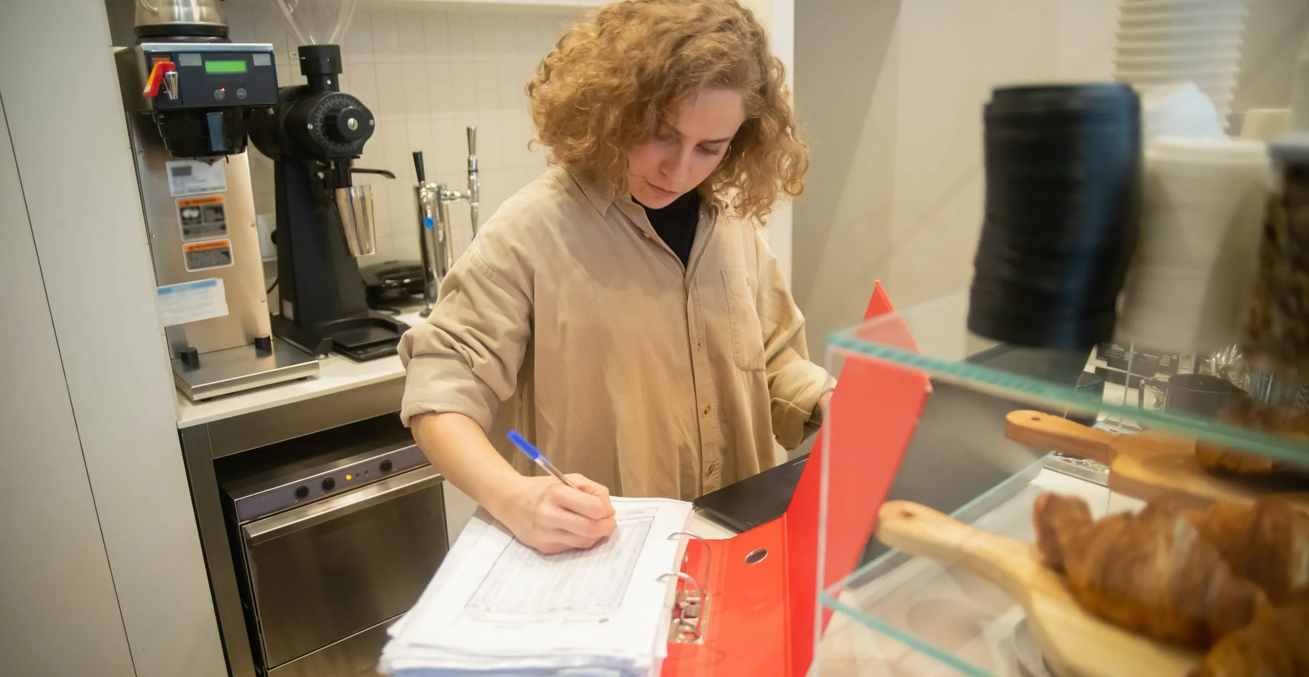 femme qui controle ses stocks