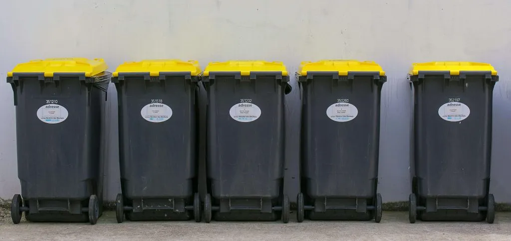 poubelles noires et jaunes gestion des déchets