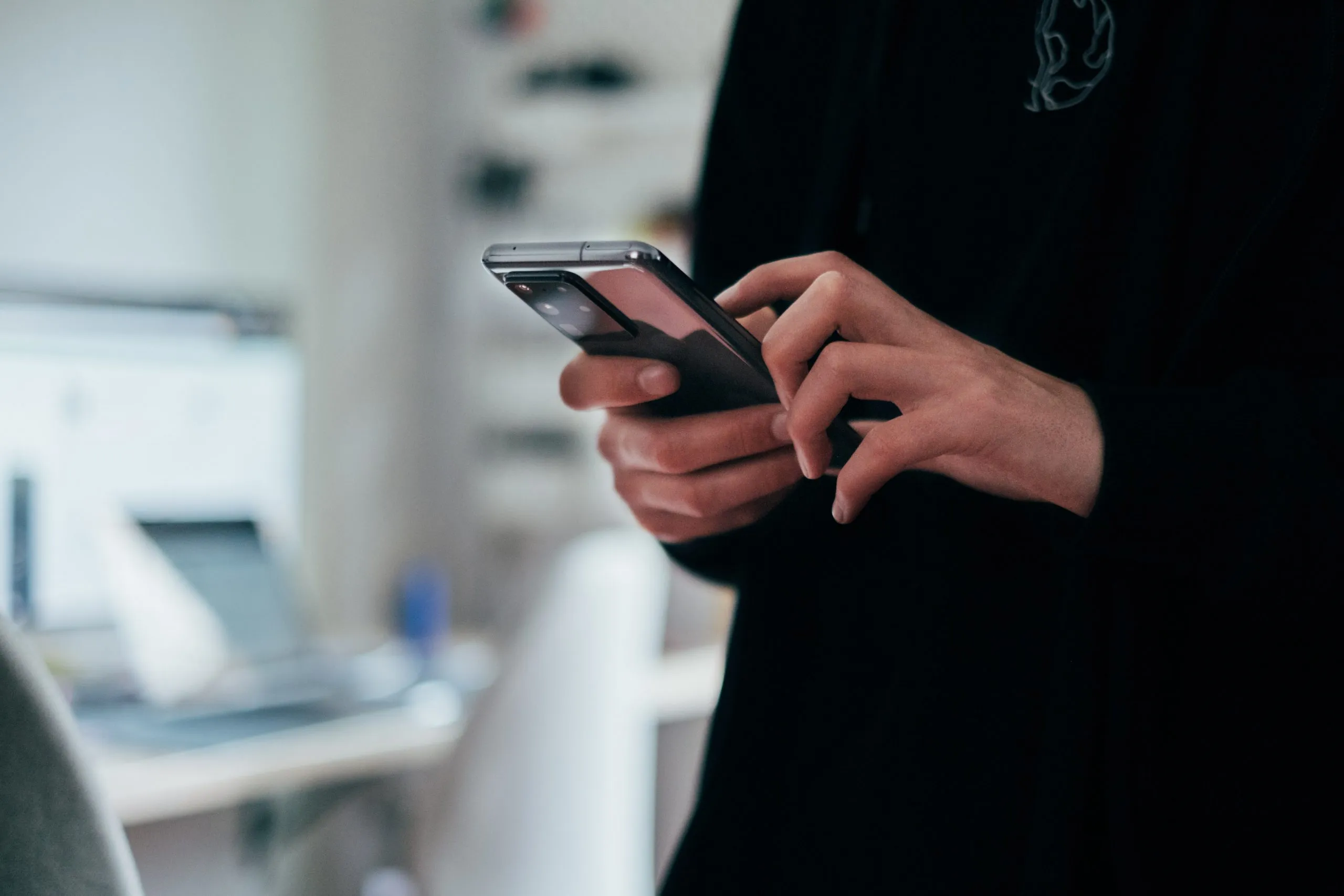 Personne avec un smartphone en main