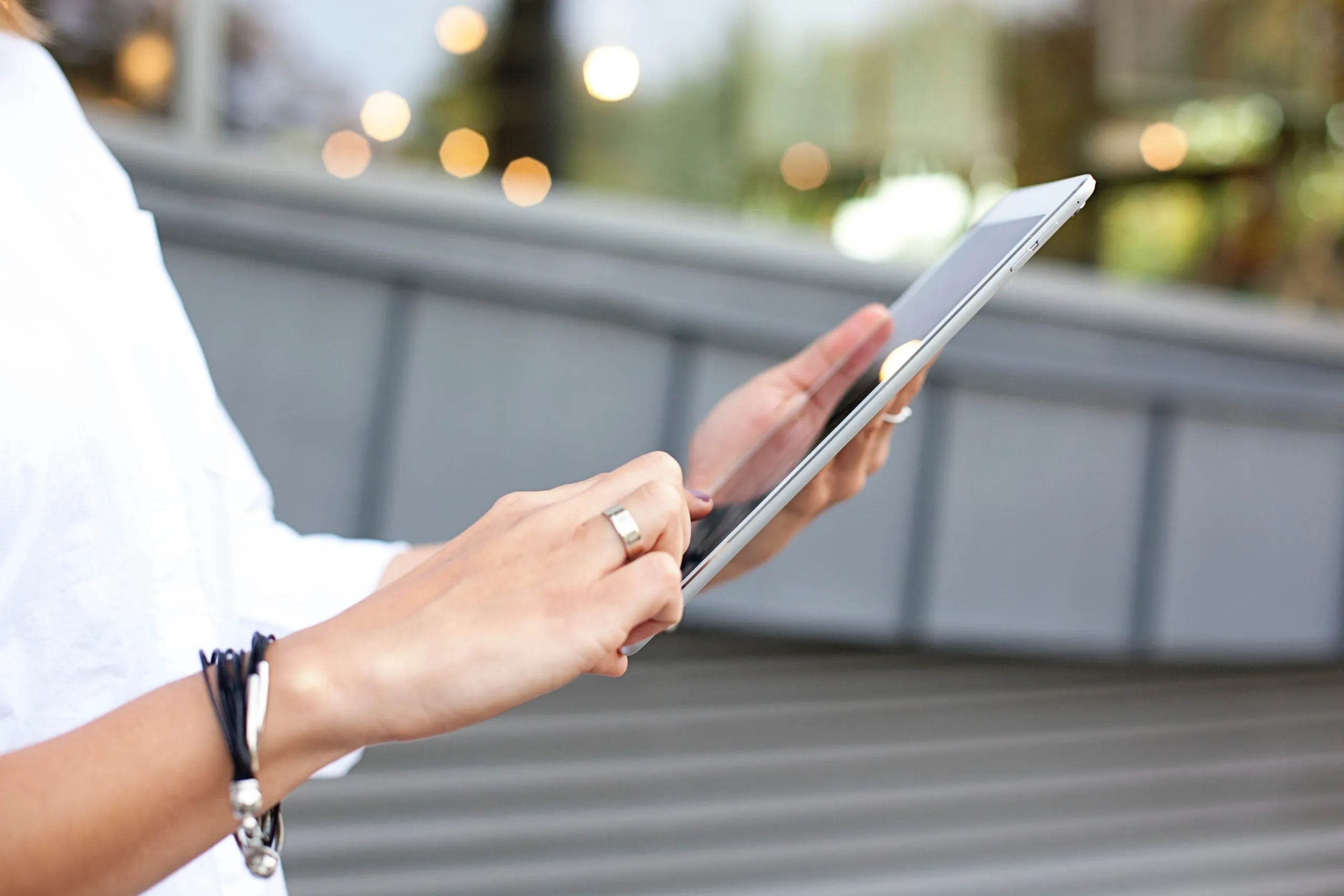 personne avec tablette e-commerce dans la main