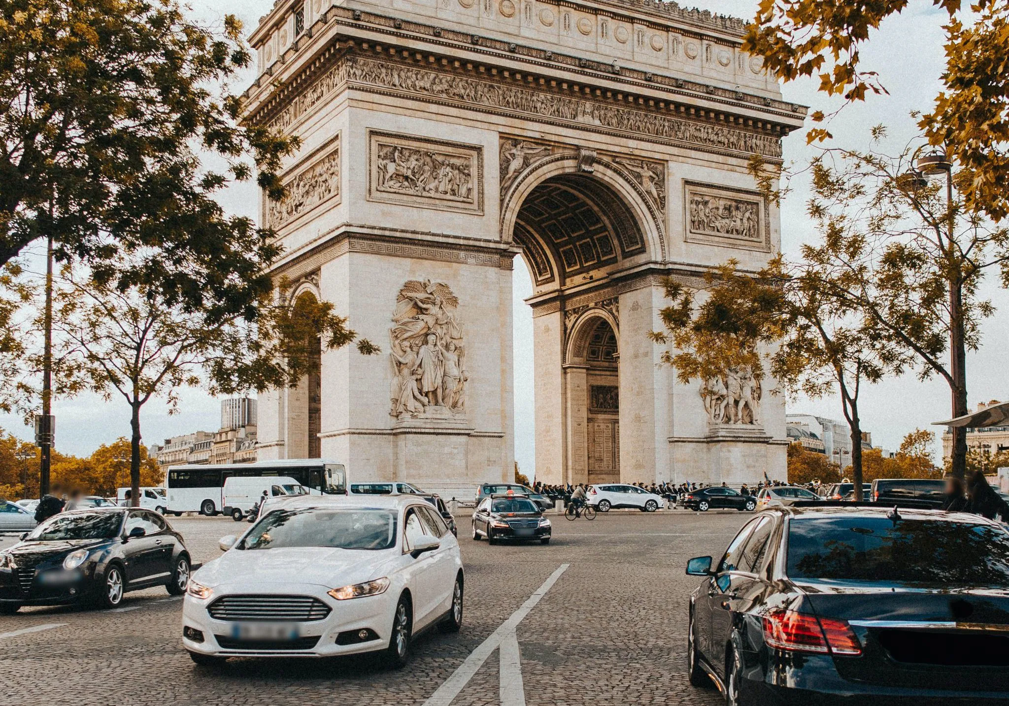 des voitures roulant à montmartre à paris