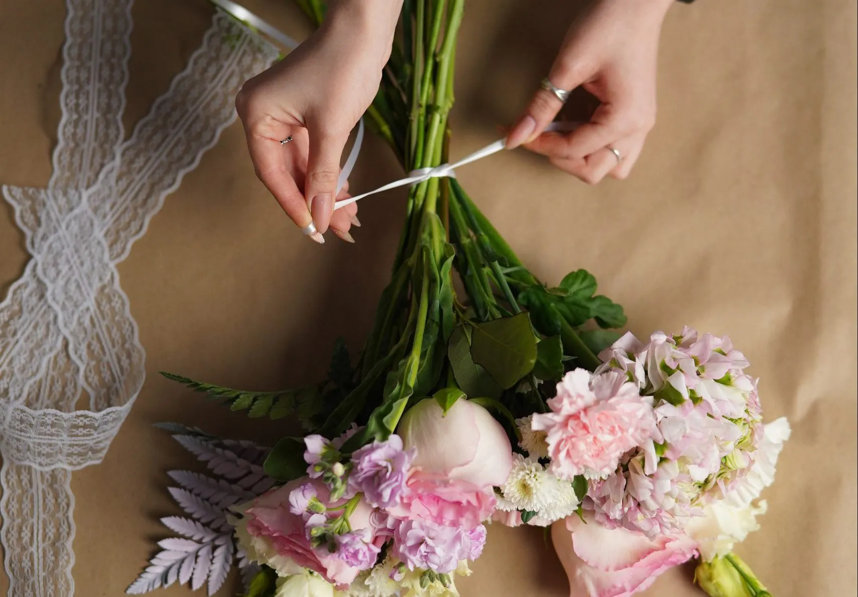 personne qui emballe des fleurs