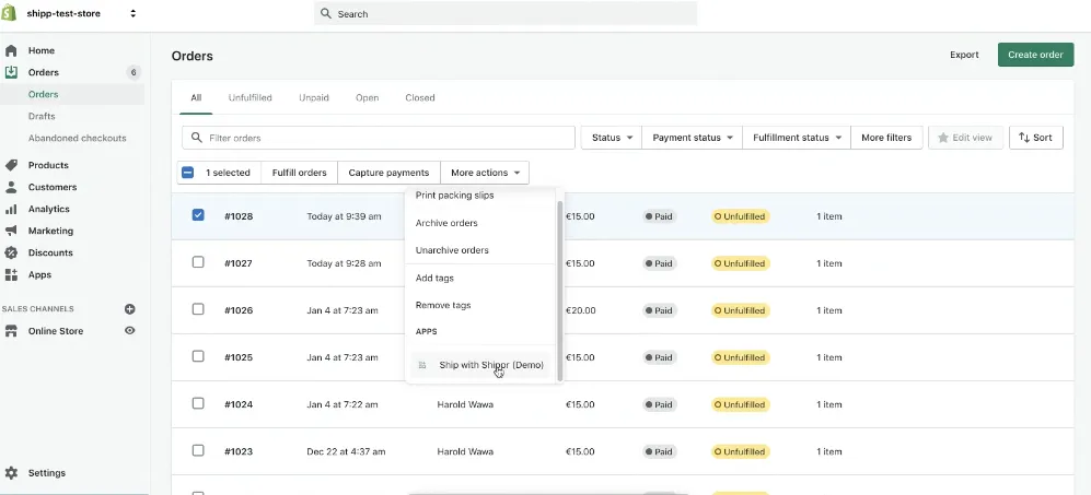 La liste des commandes Shopify, le menu « More actions » ouvert sur « Ship with Shippr ».